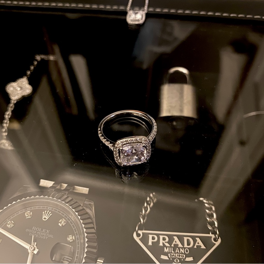 STUNNING SIMULATED DIAMOND RING | US 7